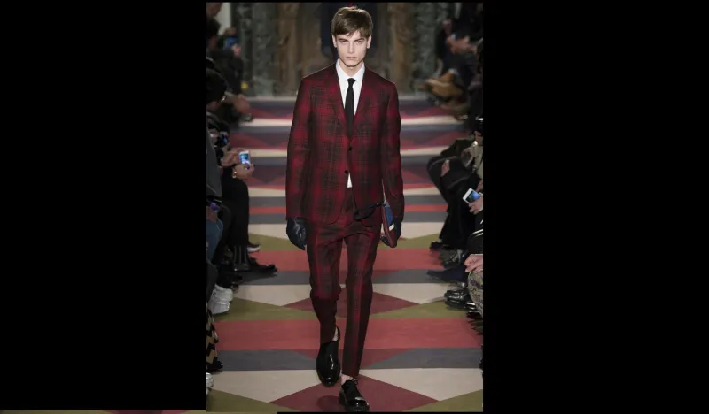 لاطلالة مفعمة بالدفء والجرأة... اختر الاحمر القاني 