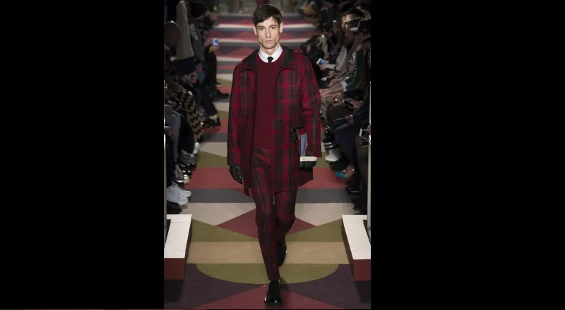 لاطلالة مفعمة بالدفء والجرأة... اختر الاحمر القاني 