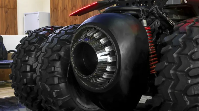 بالصور والفيديو سيارة الوطواط للبيع في دبي بـ 3.5مليون  درهم 