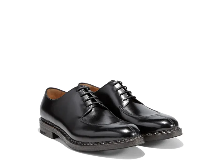 بالصور..حذاء "ديربي" موضة الخريف 