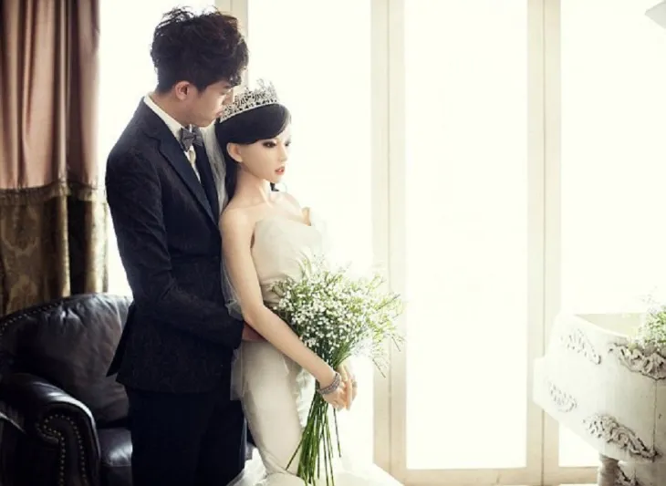 بالصورة: هذا الشاب اختار الزواج بدمية.. والسبب