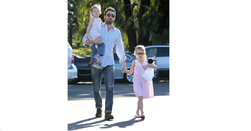 بالصور: كيف يختار النجوم اطلالاتهم حين يكونون برفقة صغارهم؟ 