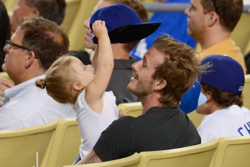 بالصور: كيف يختار النجوم اطلالاتهم حين يكونون برفقة صغارهم؟ 