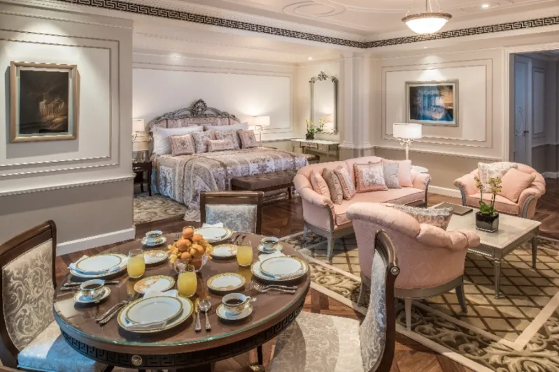 بالصور.. "بلازو فرساتشي دبي" الفخامة الاسطورية