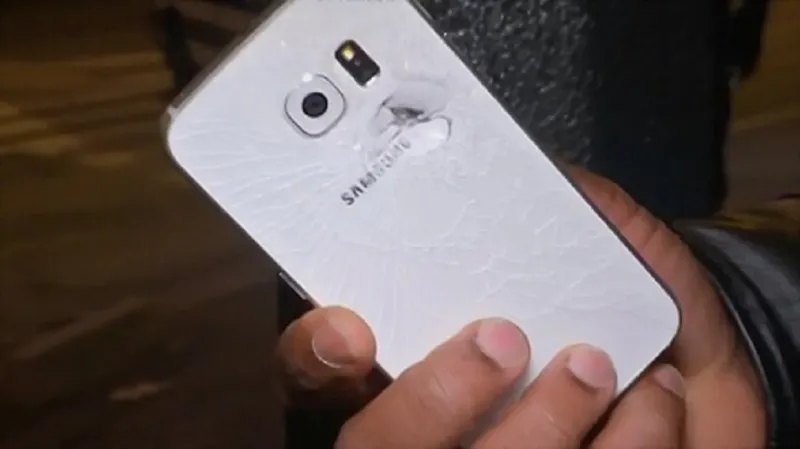 صور.. هاتف جوال أنقذ صاحبه من الموت بتفجيرات باريس