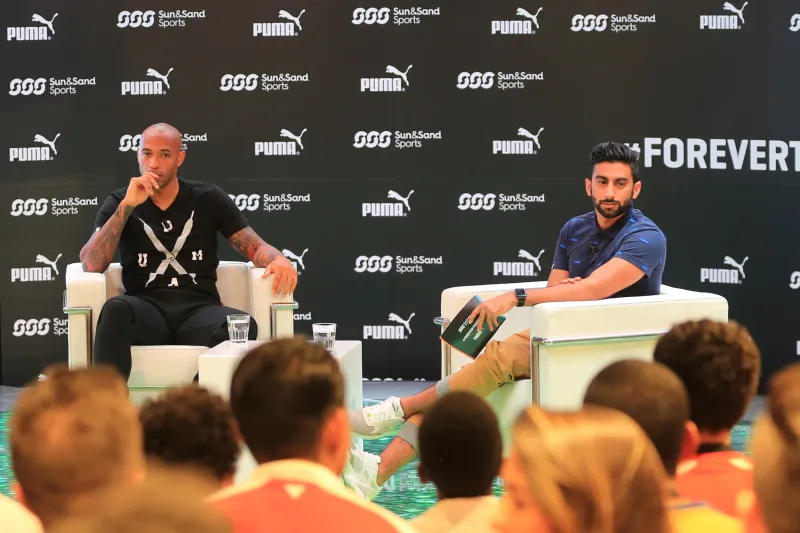 بالصور..تييري هنري يلهم عشاق كرة القدم في  دبي مول