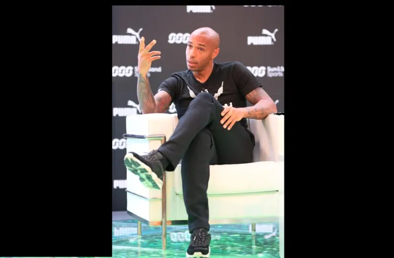 بالصور..تييري هنري يلهم عشاق كرة القدم في  دبي مول