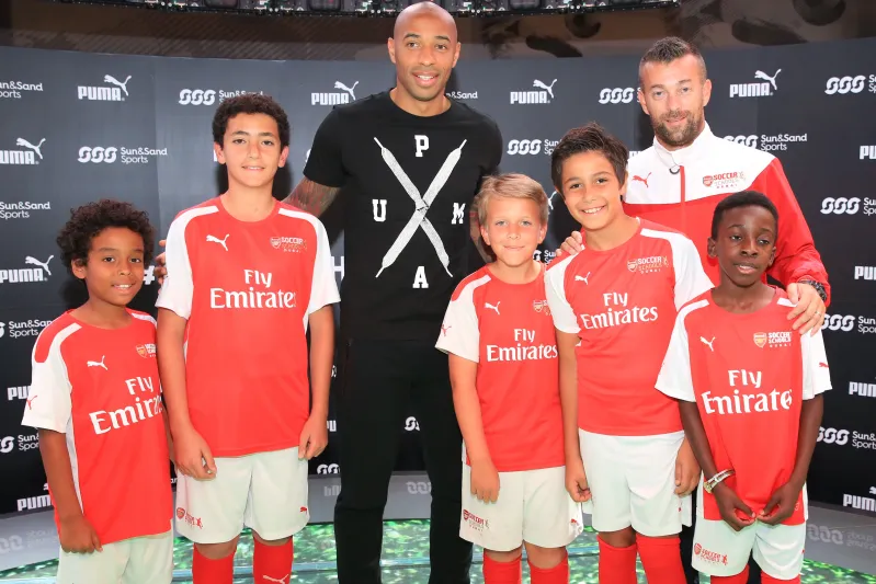 بالصور..تييري هنري يلهم عشاق كرة القدم في  دبي مول