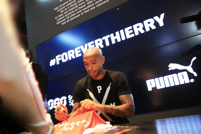 بالصور..تييري هنري يلهم عشاق كرة القدم في  دبي مول