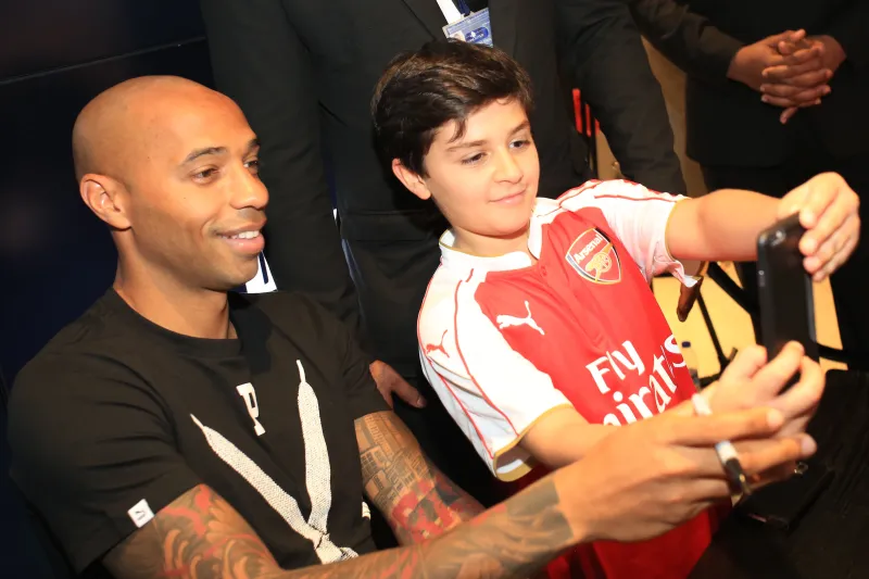 بالصور..تييري هنري يلهم عشاق كرة القدم في  دبي مول