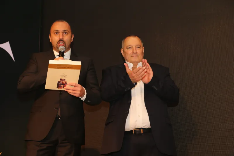 مشاهير يتألقون في حفل أوسكار العطور 