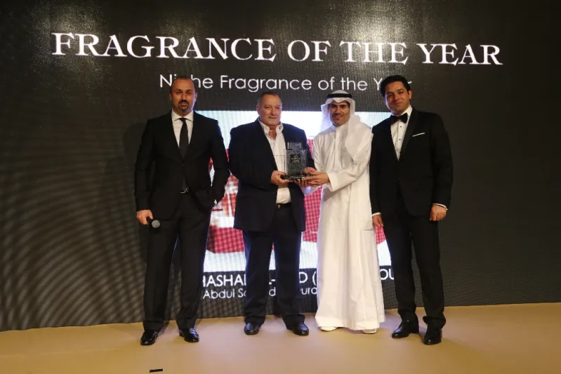 مشاهير يتألقون في حفل أوسكار العطور 