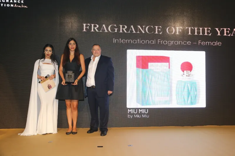 مشاهير يتألقون في حفل أوسكار العطور 