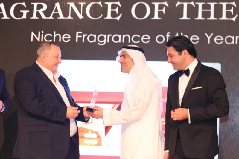 مشاهير يتألقون في حفل أوسكار العطور 