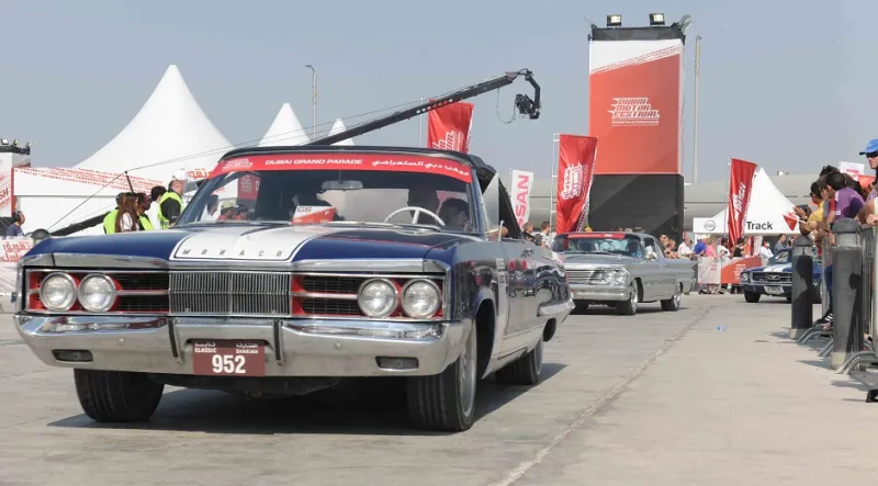 موكب دبي الاستعراضي للسيارات يبهر المارة
