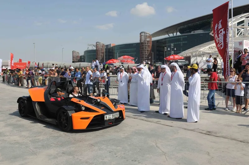 موكب دبي الاستعراضي للسيارات يبهر المارة