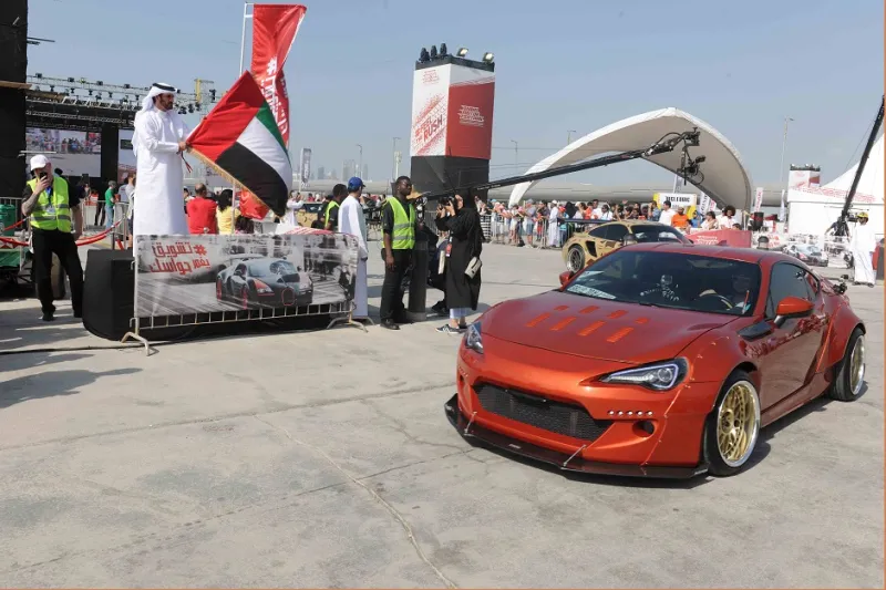 موكب دبي الاستعراضي للسيارات يبهر المارة