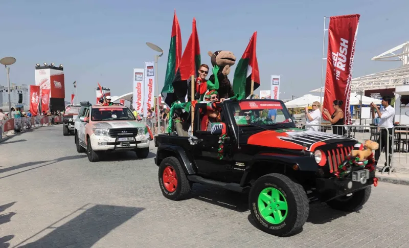 موكب دبي الاستعراضي للسيارات يبهر المارة