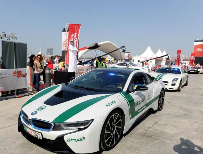 موكب دبي الاستعراضي للسيارات يبهر المارة