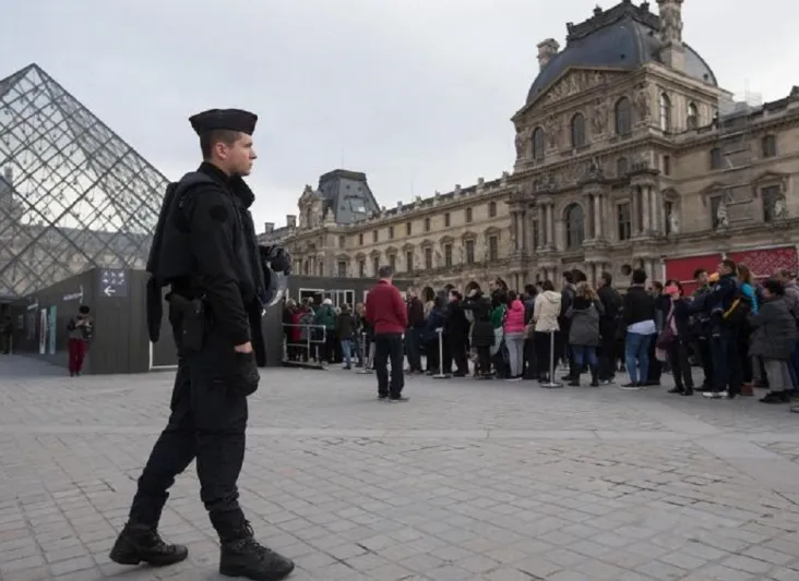 كيف تكشف وجود انتحاريين بقربك.. في الأماكن العامة؟