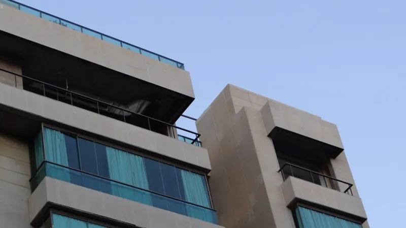 بعد ولادة زوجته يقتل طبيبة وينتحر .. فما السبب؟