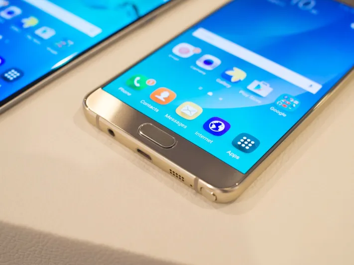 10 مزايا بـ"جالكسي نوت 5" تطيح بـ "آي فون s6 بلس"