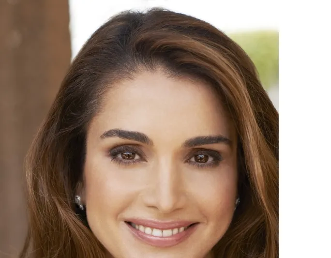 بالصورة.. الملكة رانيا تعترف بعشقها لشاب عشريني وسيم