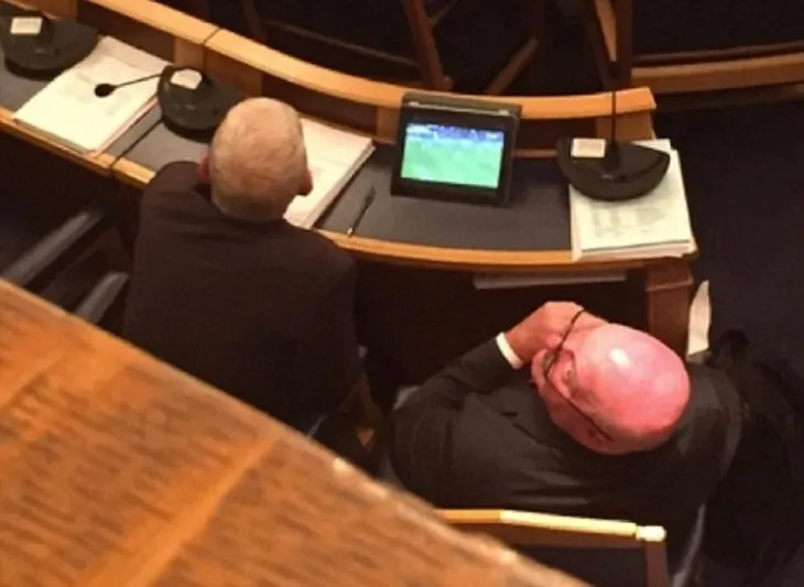 بالصورة..سياسيان بريطانيان يتابعان مباراة أثناء جلسة علنية