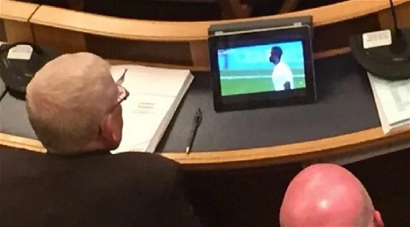 بالصورة..سياسيان بريطانيان يتابعان مباراة أثناء جلسة علنية