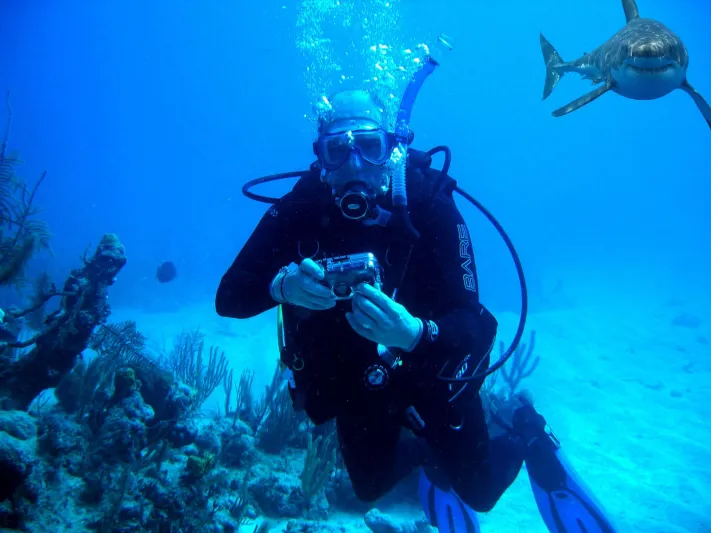 سعودي يقضي 10 ساعات تحت الماء استعداداً لدخول غينيس