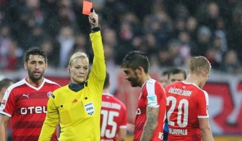 بالصورة: لاعب اهان “إمرأة”.. فأُجبر على تحكيم مباراة للنساء!