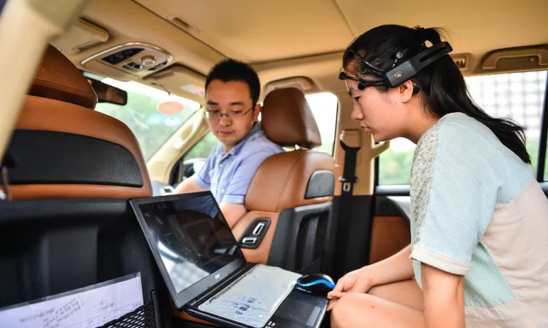 طريقة مذهلة للتحكم بالسيارة من خلال الدماغ فقط!