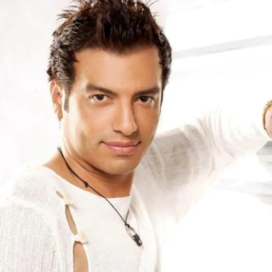 إيهاب توفيق يتعرض لاعتداء مسلح... إليكم التفاصيل