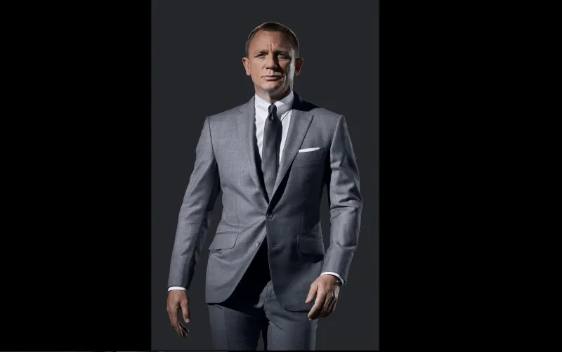 من شان كونوري الى برادلي كوبر... من الاكثر جاذبية بالسترة الرمادية؟