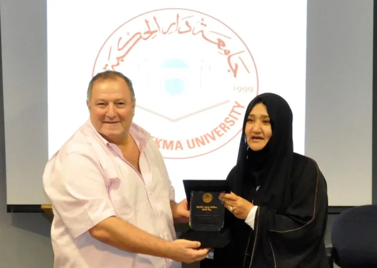 جامعة دار الحكمة تكرّم محاور المشاهير عدنان الكاتب 