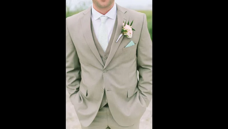 8 نماذج لتزين سترتك بالازهار يوم زفافك