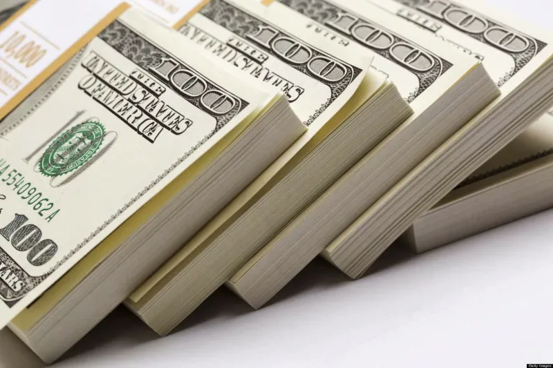 أخفى النقود عن زوجته فعثر عليها الكلب ومزقها