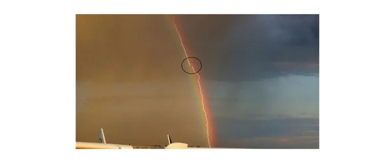 بالصورة...ألماني يلتقط صورة نادرة للبرق يضرب طائرة ركاب