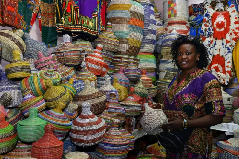 القرية العالمية .. متعة التسوق بين تقاليد الأمم