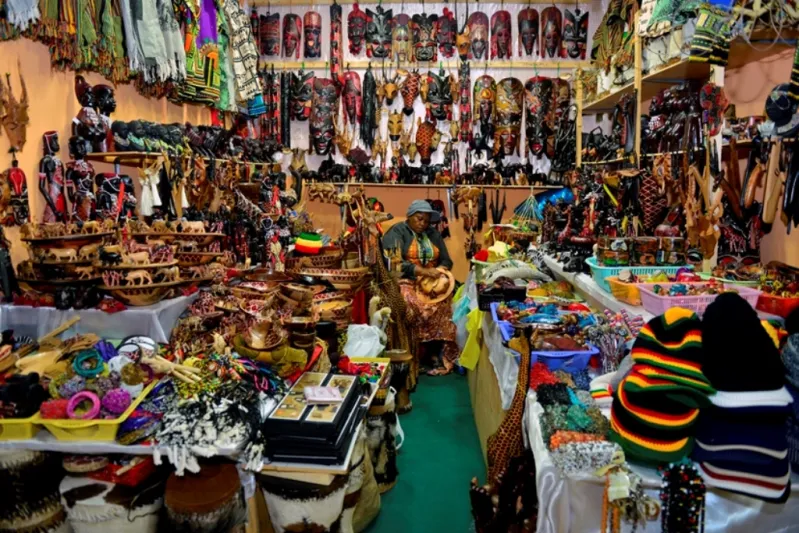 القرية العالمية .. متعة التسوق بين تقاليد الأمم