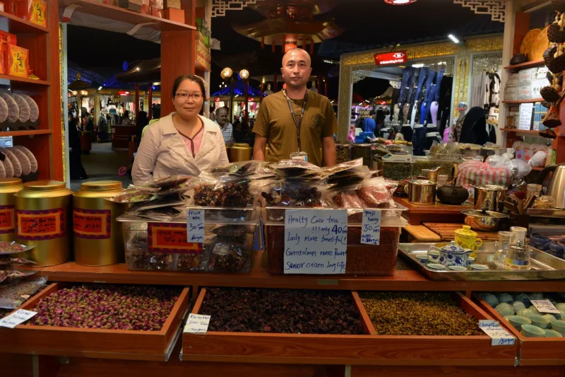 القرية العالمية .. متعة التسوق بين تقاليد الأمم