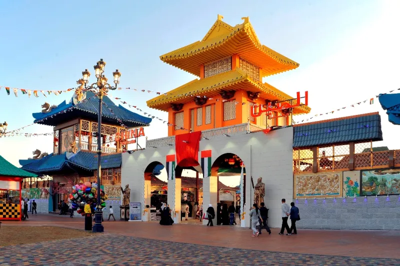 القرية العالمية .. متعة التسوق بين تقاليد الأمم