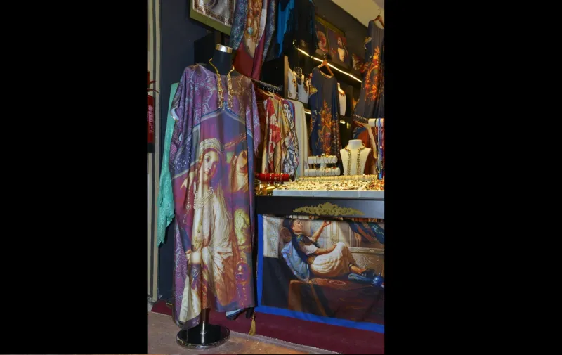 القرية العالمية .. متعة التسوق بين تقاليد الأمم