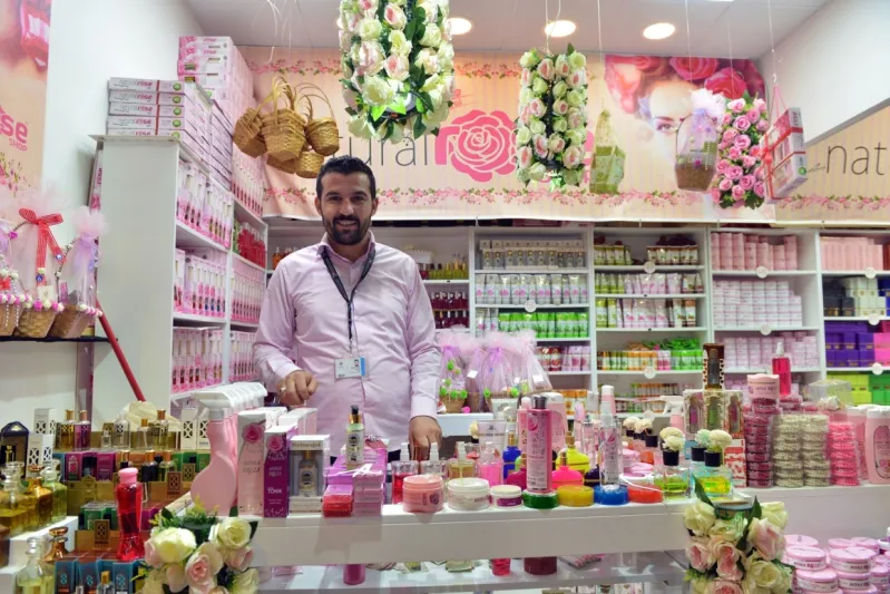 القرية العالمية .. متعة التسوق بين تقاليد الأمم