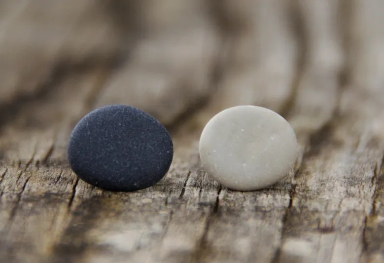 ماذا تفعل لو كنت مكانها ؟ قصة الفتاة والحصاة