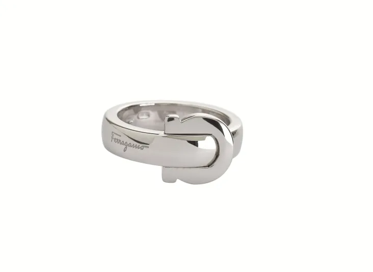 بالصور.. سلفاتوري فيراغامو  تطلق تشكيلة جواهر فضية للرجل 