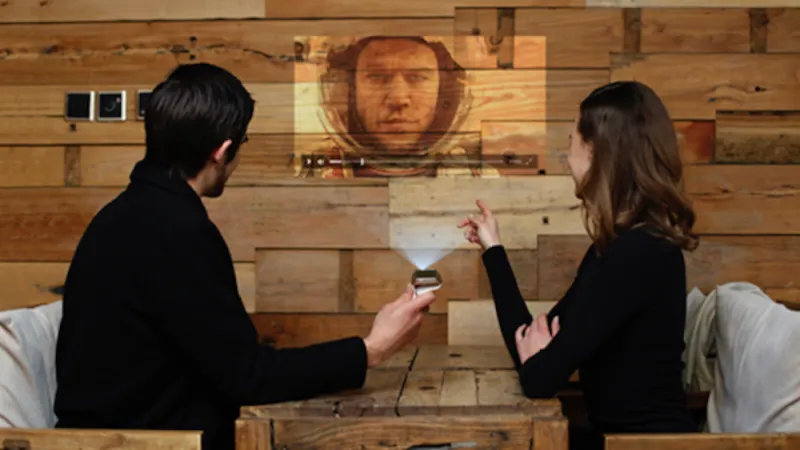 ساعة ذكية يمكنها عرض الأفلام على الحائط