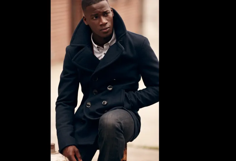 المعطف القصير... قطعة لا يأفل نجمها