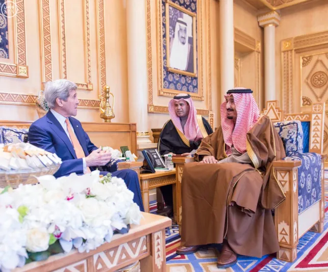 بالصور..خادم الحرمين الشريفين يستقبل وزير الخارجية الأمريكي 