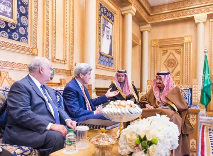 بالصور..خادم الحرمين الشريفين يستقبل وزير الخارجية الأمريكي 